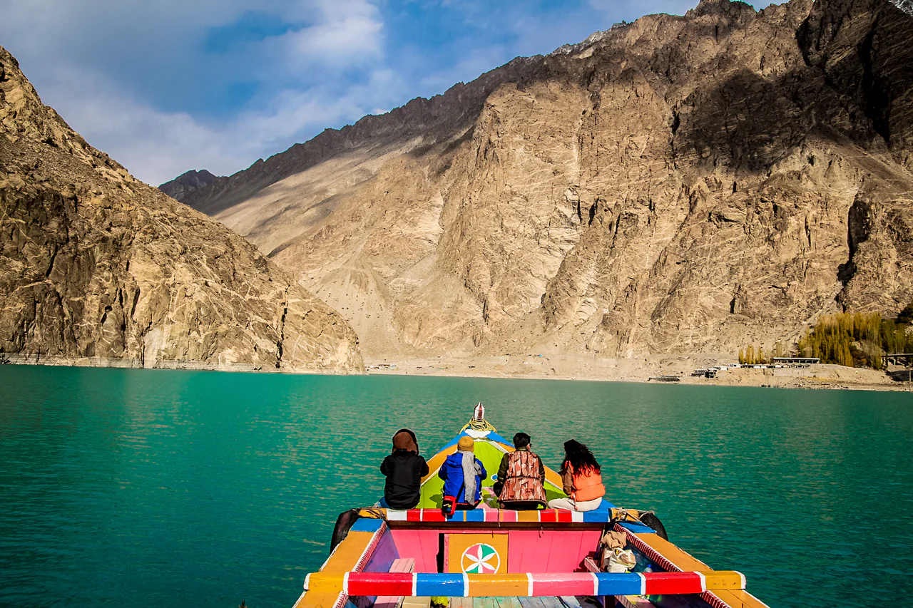 Đi thuyền tham quan hồ ở Pakistan