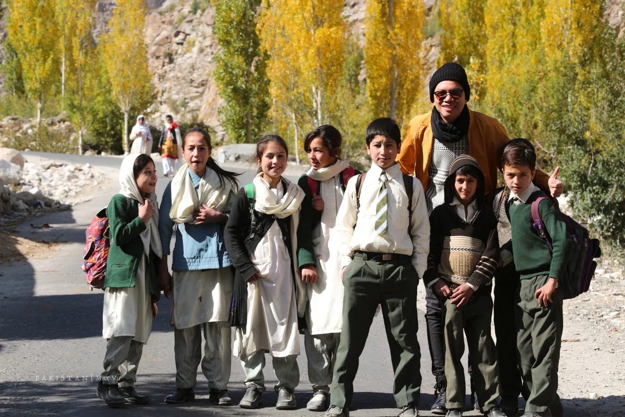 Du khách chụp hình cùng người Pakistan