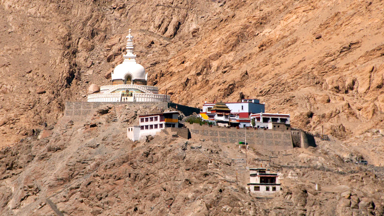 Đại bảo tháp Shanti Stupa vươn cao rực rỡ dưới ánh mặt trời chói chang.