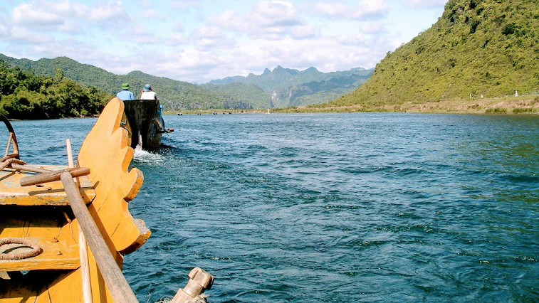 Đi tàu trên sông