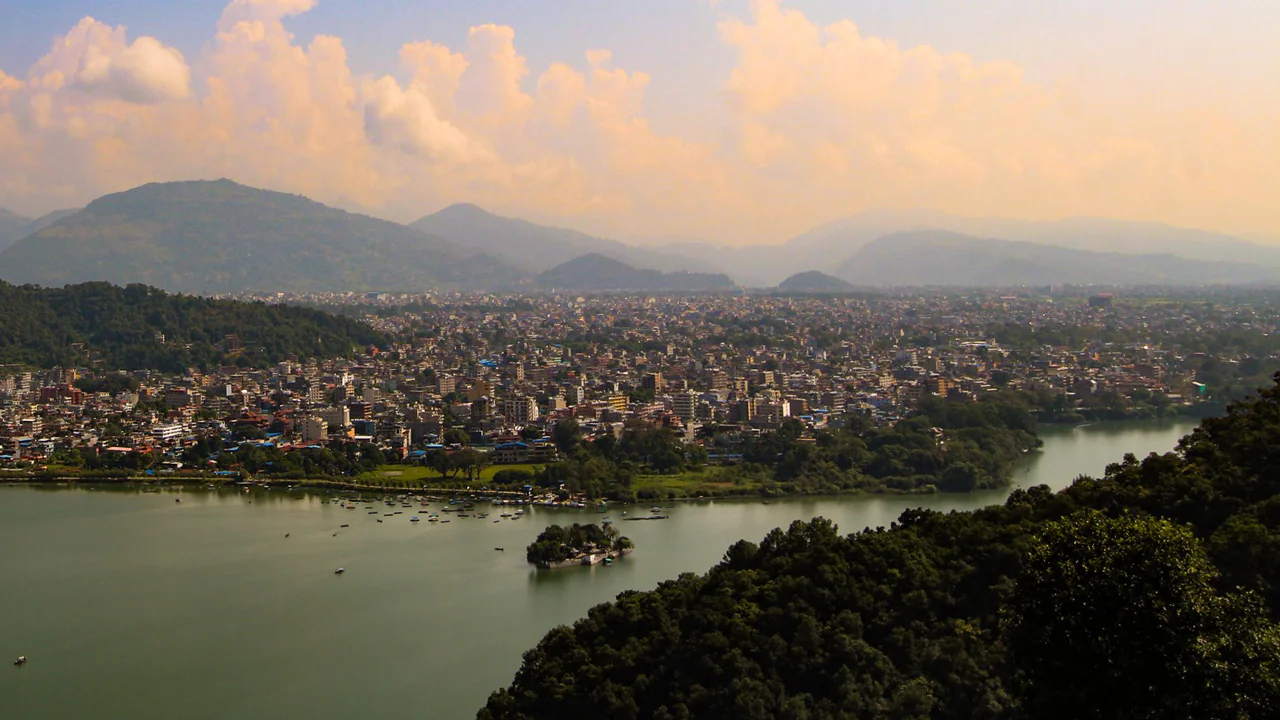 Khung cảnh hồ Phewa ở Nepal