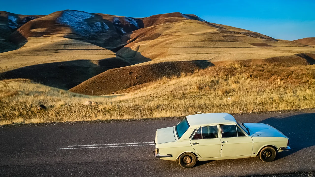Lái xe qua ngọn núi Alamut ở Iran