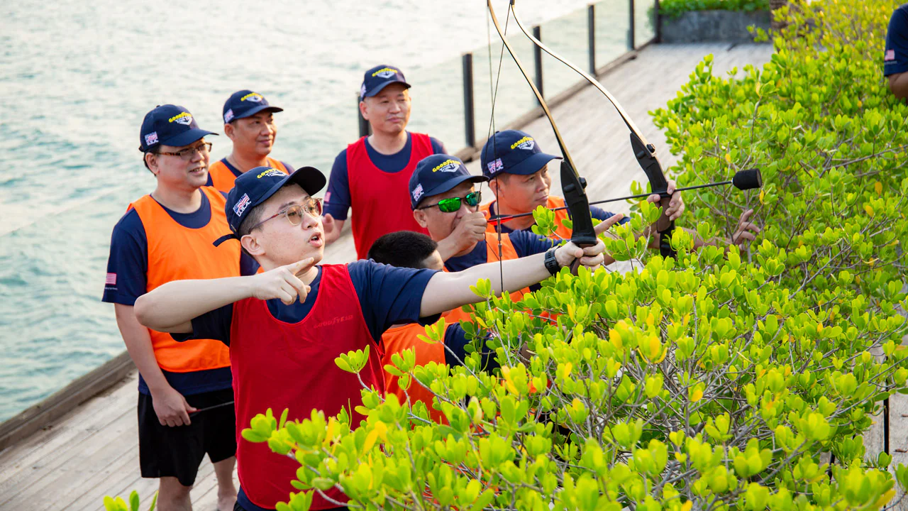Trò chơi bắn cung trong Team Building Nha Trang – Du lịch có Guu Fit Tour