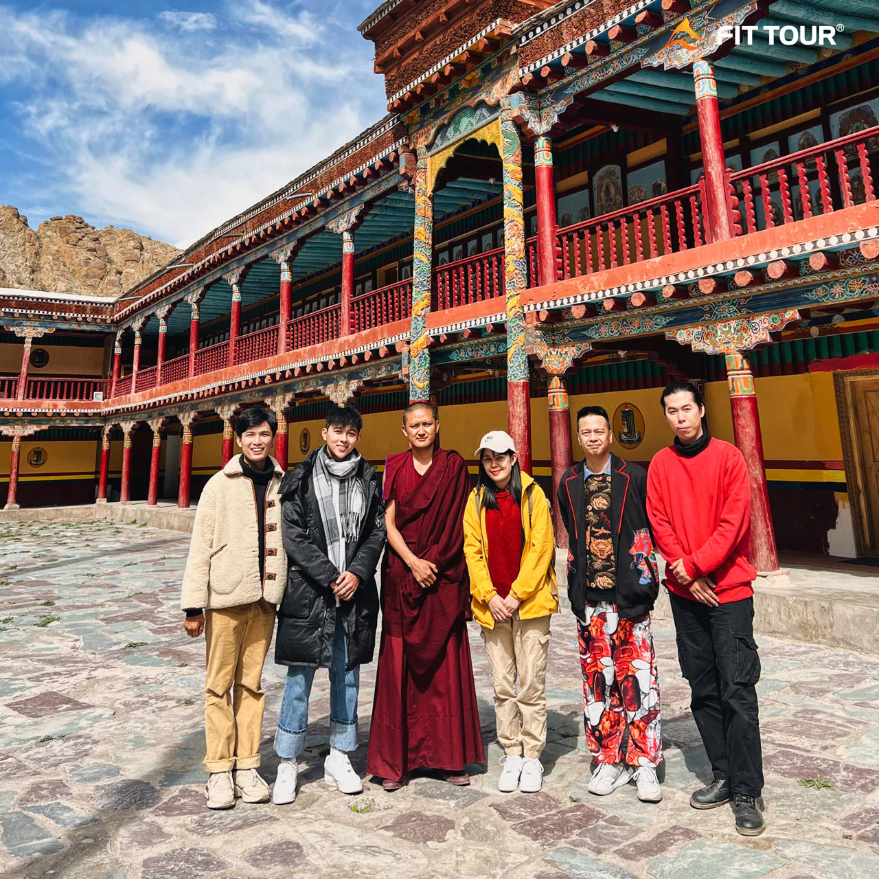 Du khách Việt chụp ảnh cùng vị sư ở Ladakh DuLichCoGuu