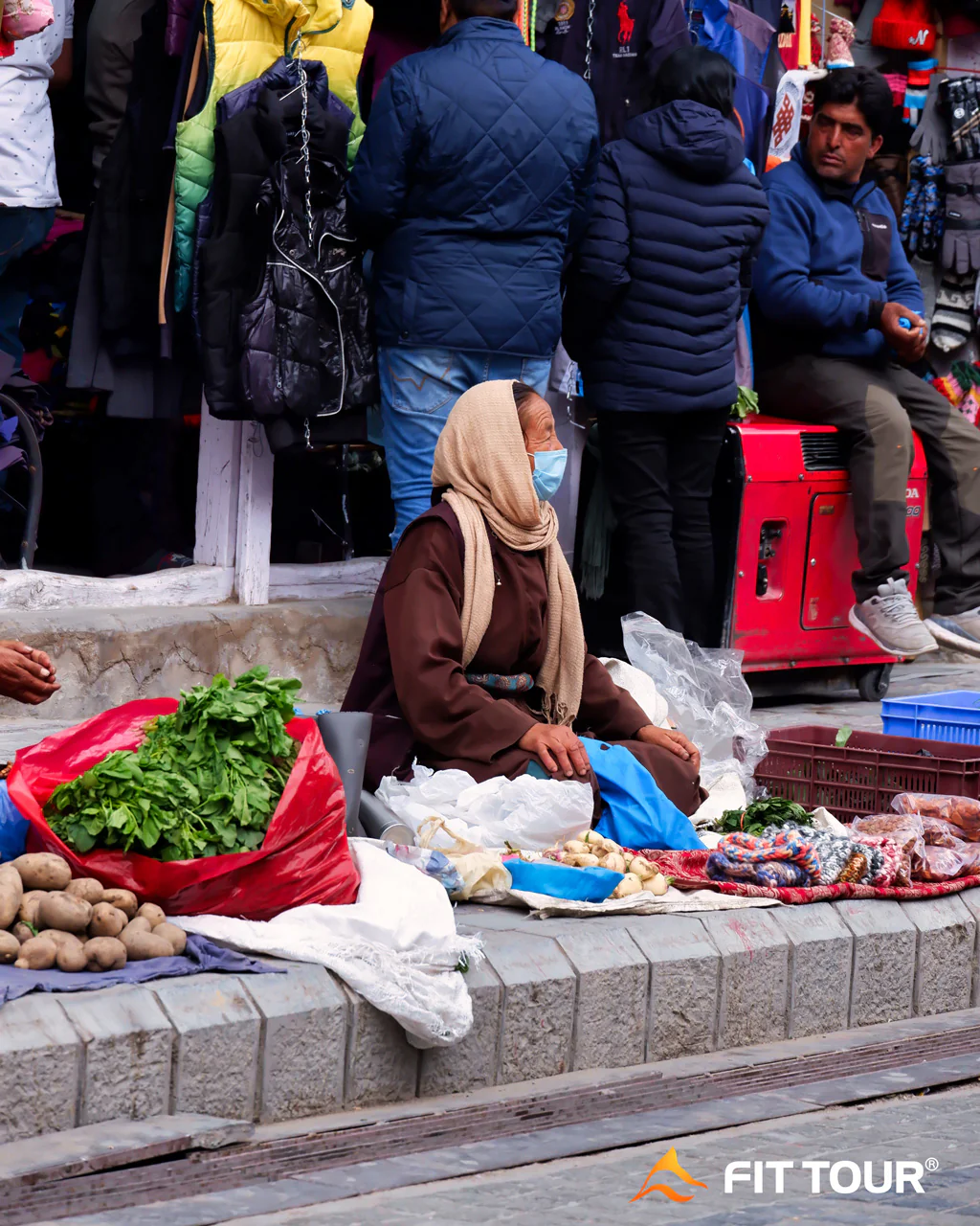 Bà cụ bán hàng rong ở Leh Ladakh