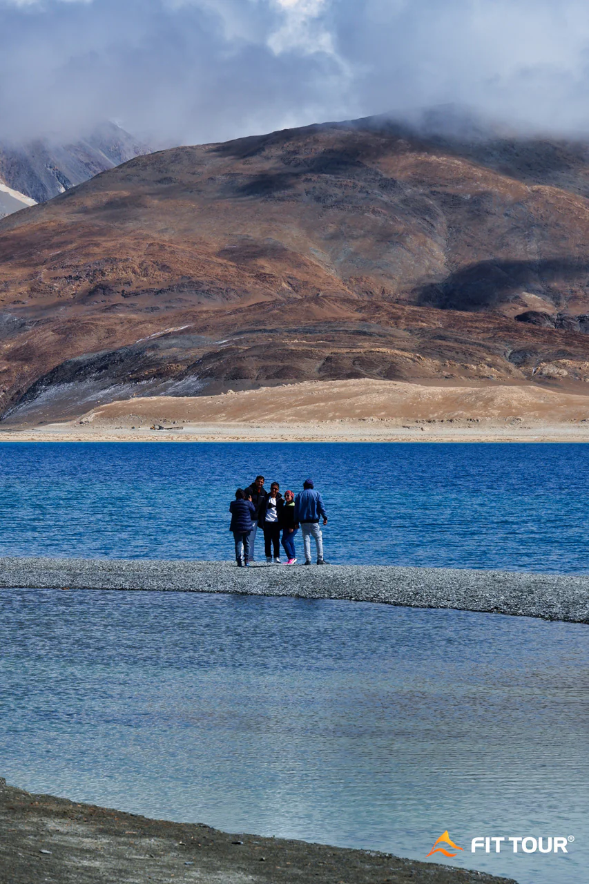 Du khách chụp ảnh bên hồ Pangong Tso Ladakh