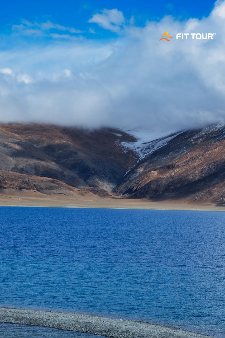 Khung cảnh hồ Pangong với mây núi tuyệt đẹp