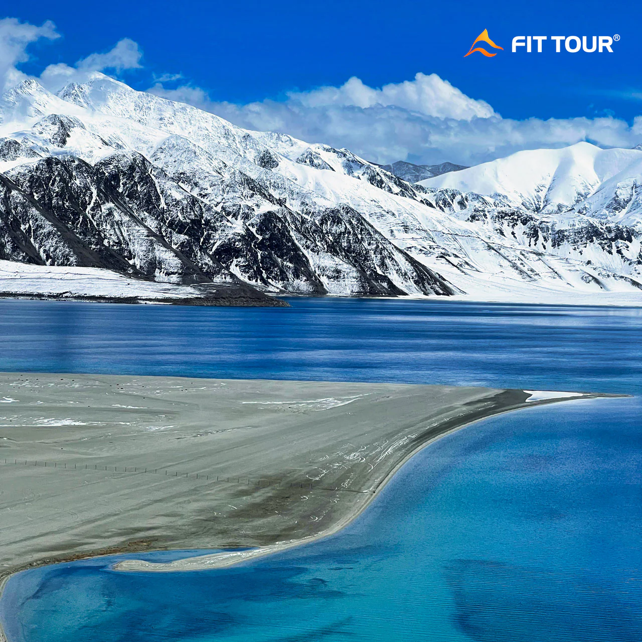 Hồ Pangong Tso với ngọn núi tuyết bao quanh