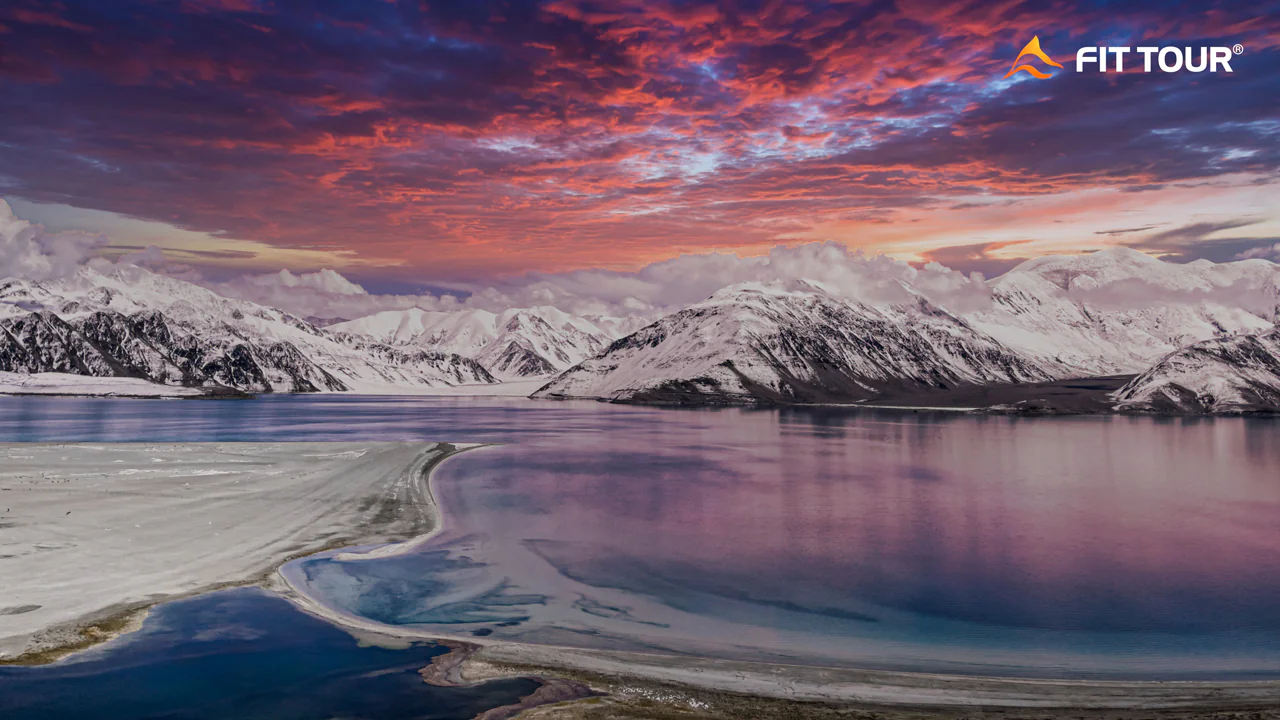 Hồ Pangong Tso xinh đẹp ảo dịu