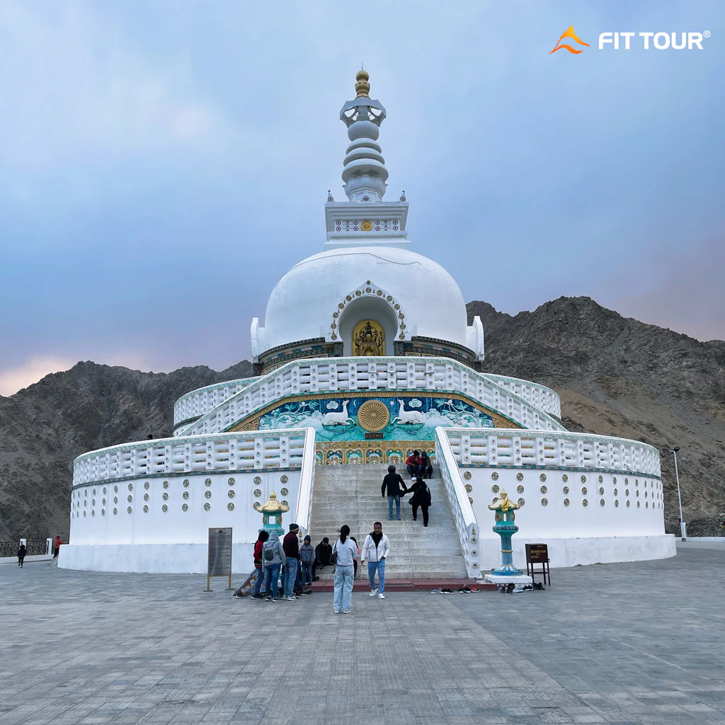 Bảo tháp Shanti Stupa đứng sừng sững, mang ý nghĩa biểu tượng hòa bình giữa thung lũng Leh.