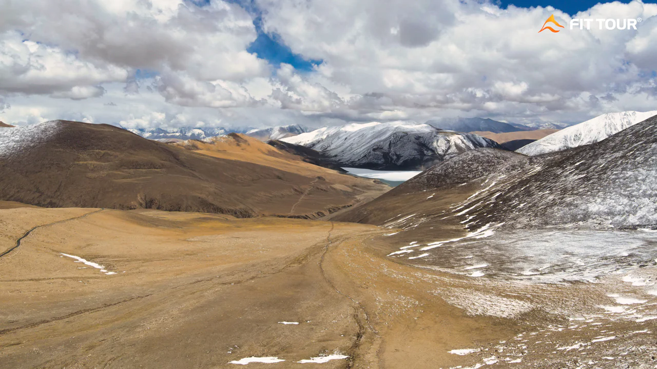 Ngọn núi xuống hồ Pangong Tso