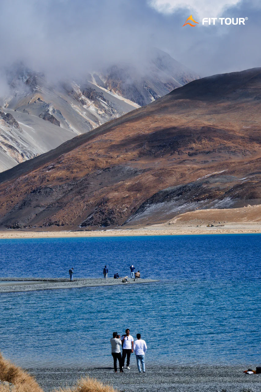 Nhiều du khách hào hứng với khung cảnh hồ Pangong Tso tại Ladakh Ấn Độ