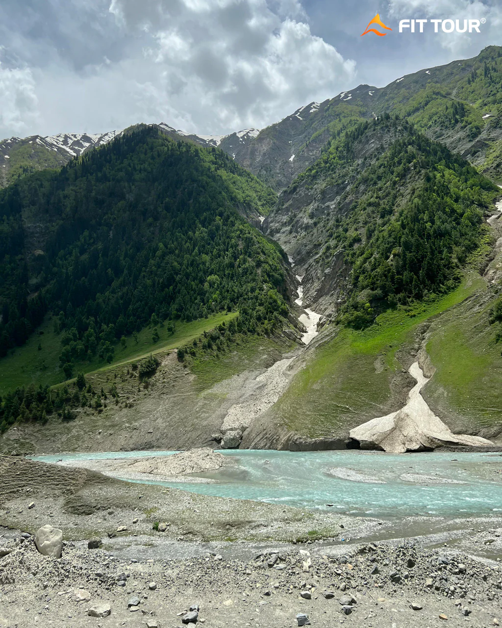 Thiên nhiên xinh đẹp dưới chân con đèo nguy hiểm nhất Ladakh