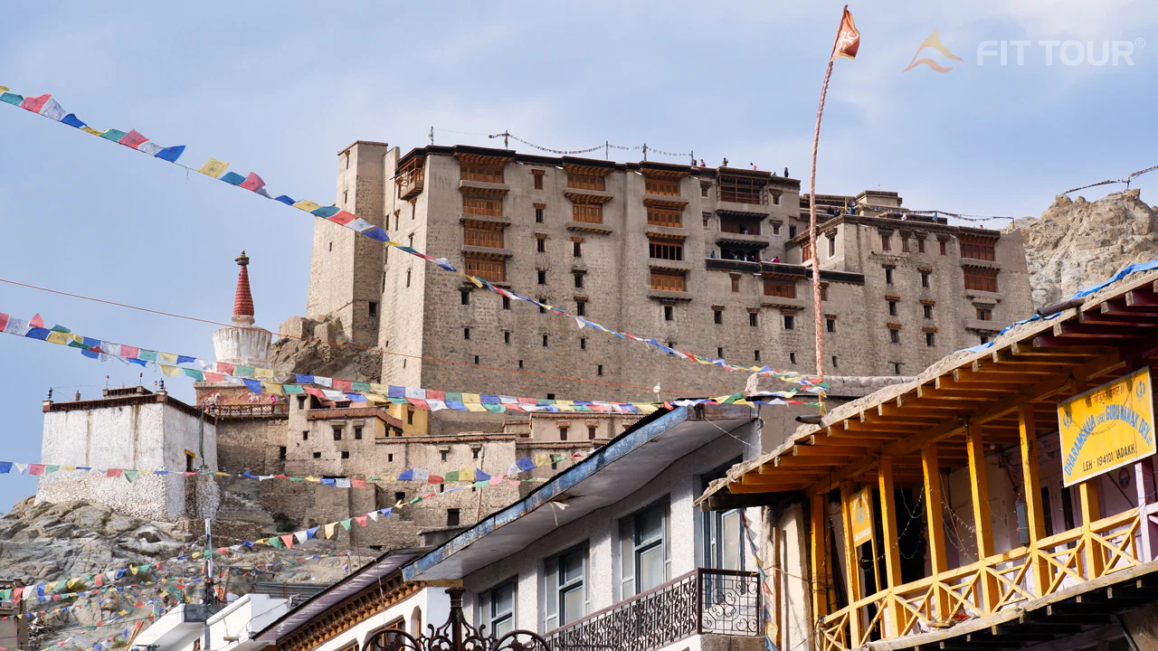 Chợ chính Leh Ladakh về đêm