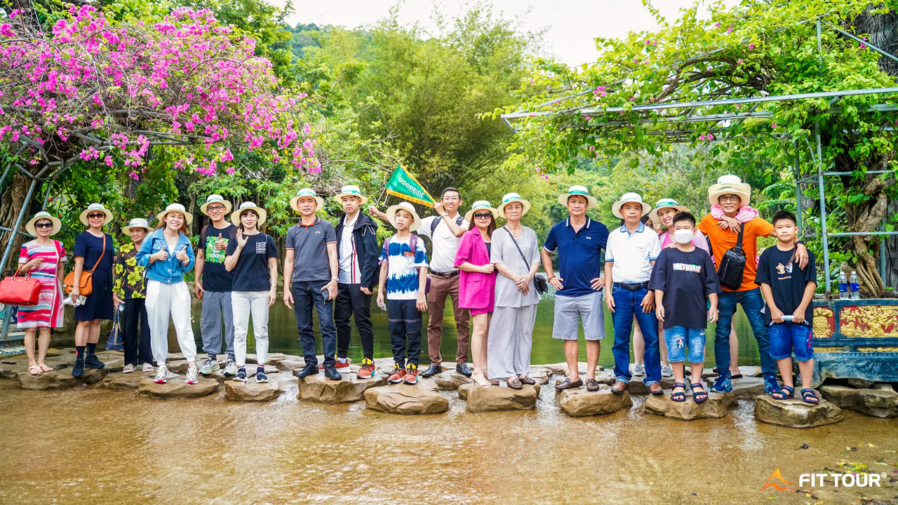 Đoàn du khách Goodride chụp ảnh cùng nhau