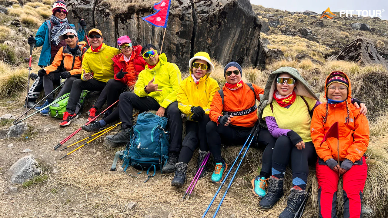 Đoàn khách trek Annapurna dừng chân nghỉ ngơi và ngắm cảnh