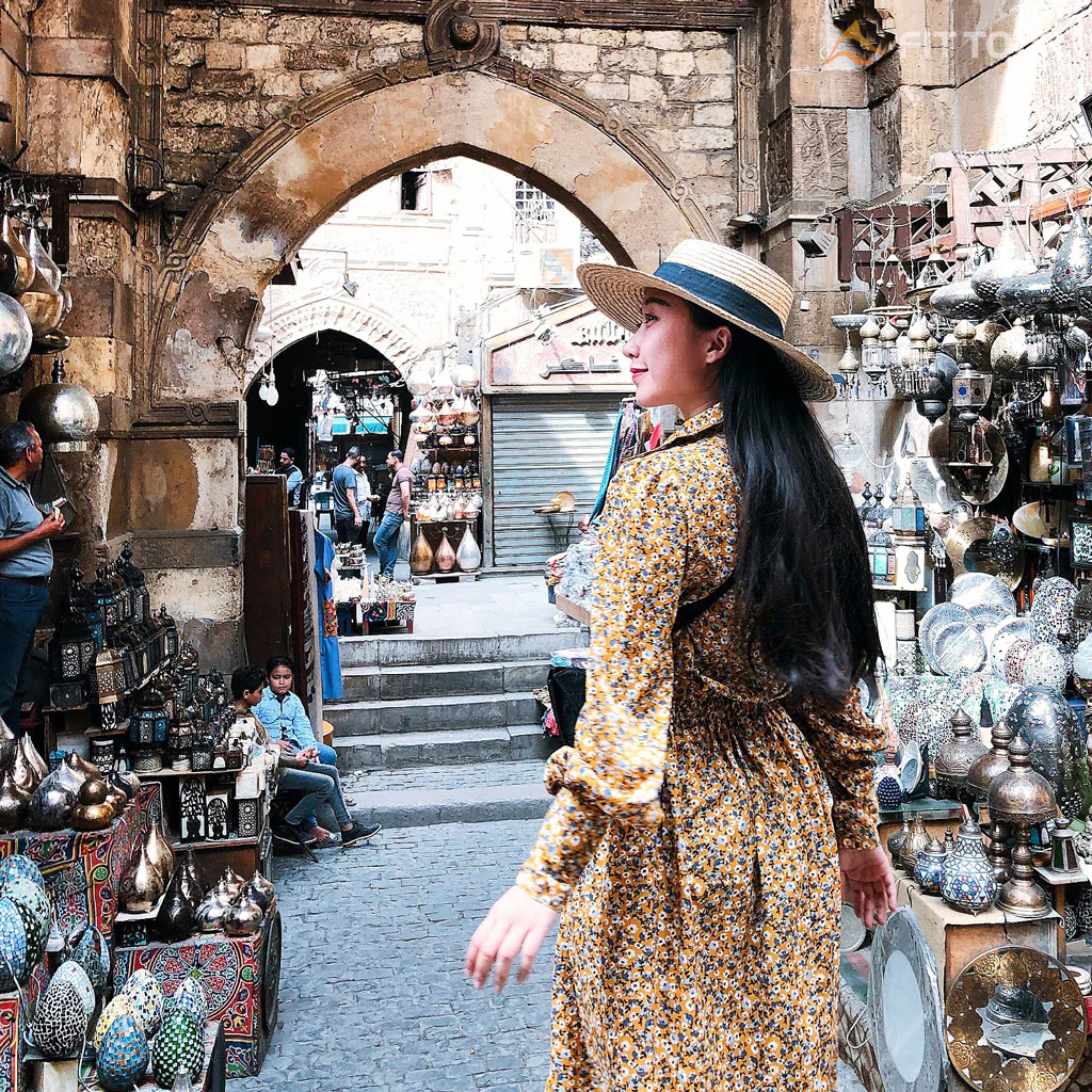 Du khách khám phá con phố ở Cairo Ai Cập (Khu chợ Khan el-Khalili)