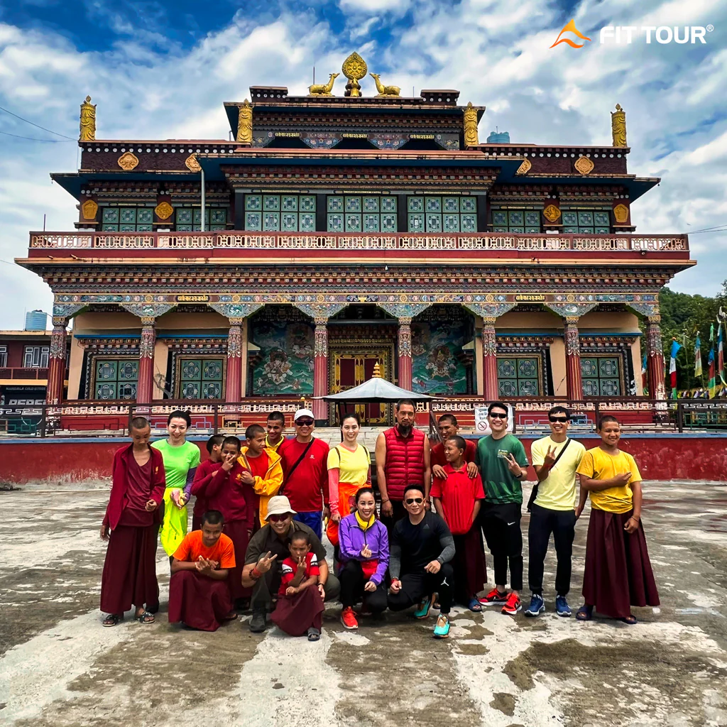 Dừng chân tham quan tu viện ở Nepal