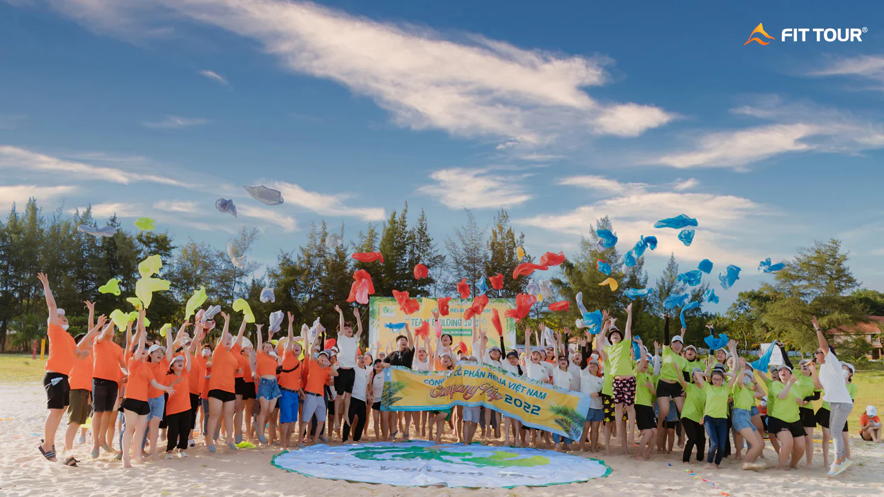 Màn tung đồ kết thúc buổi Team Building Relia 2022