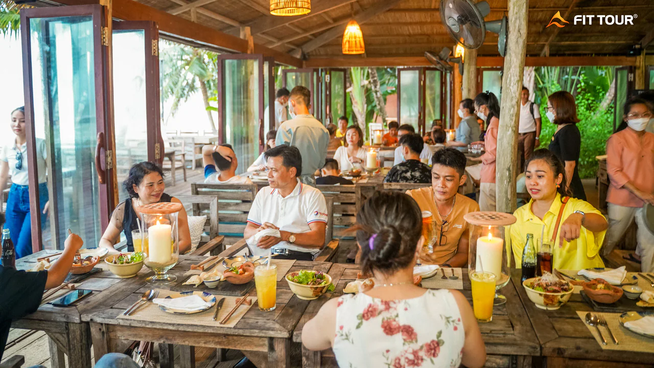 Thưởng thức hải sản ở nhà hàng ven biển Phú Quốc