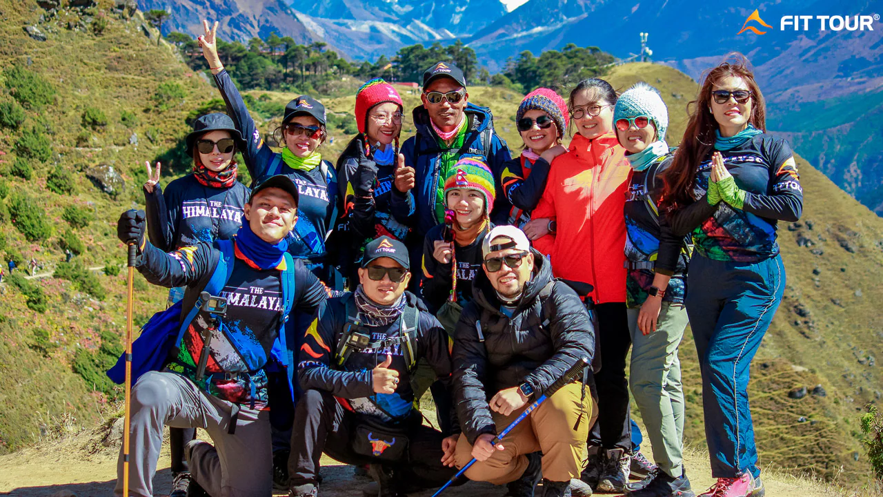 Đoàn Fit Tour chụp hình cùng huyền thoại leo núi Kami Rita ở Namche Bazaar