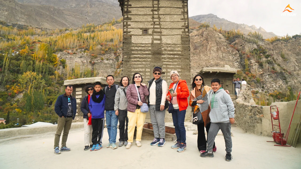 Đoàn khách du lịch có Guu check in ở pháo đài Baltit