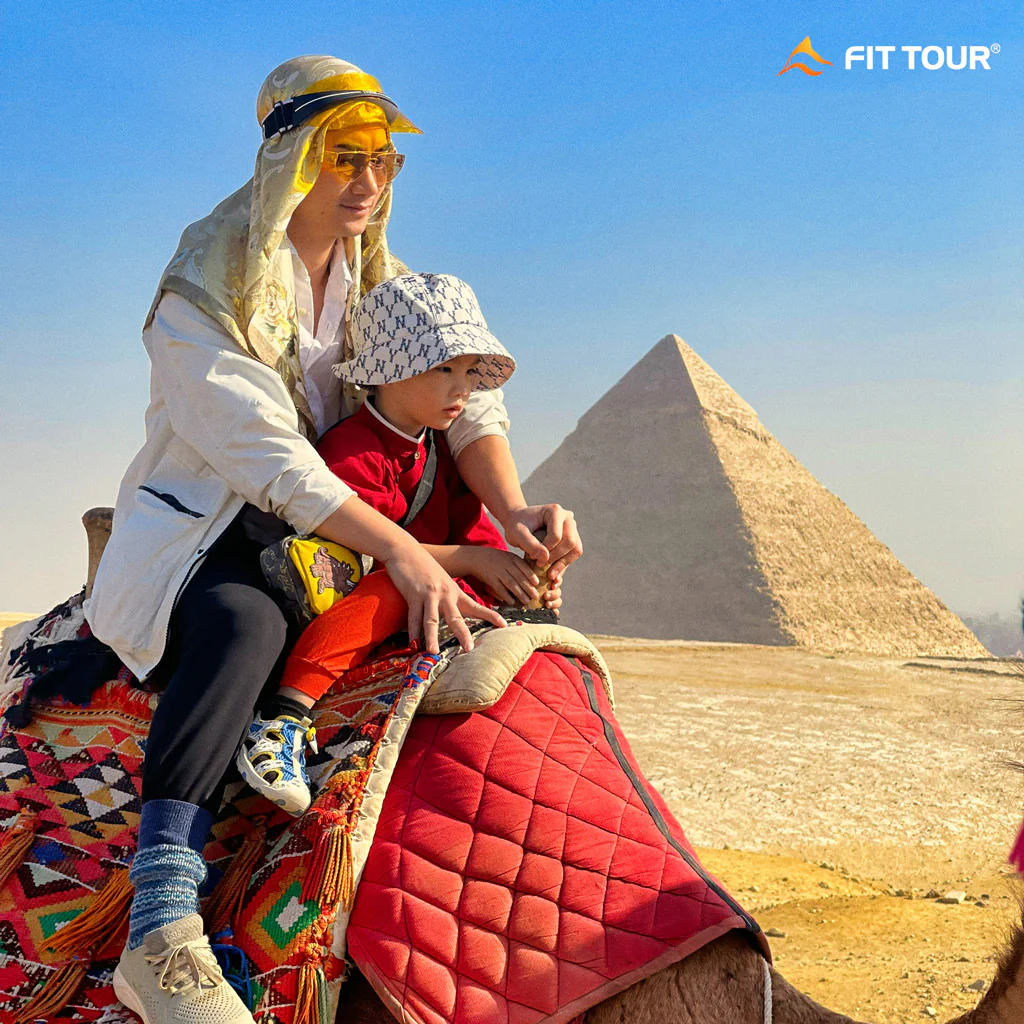 Du khách Fit Tour cưỡi lạc đà khám phá Kim Tự Tháp Cairo