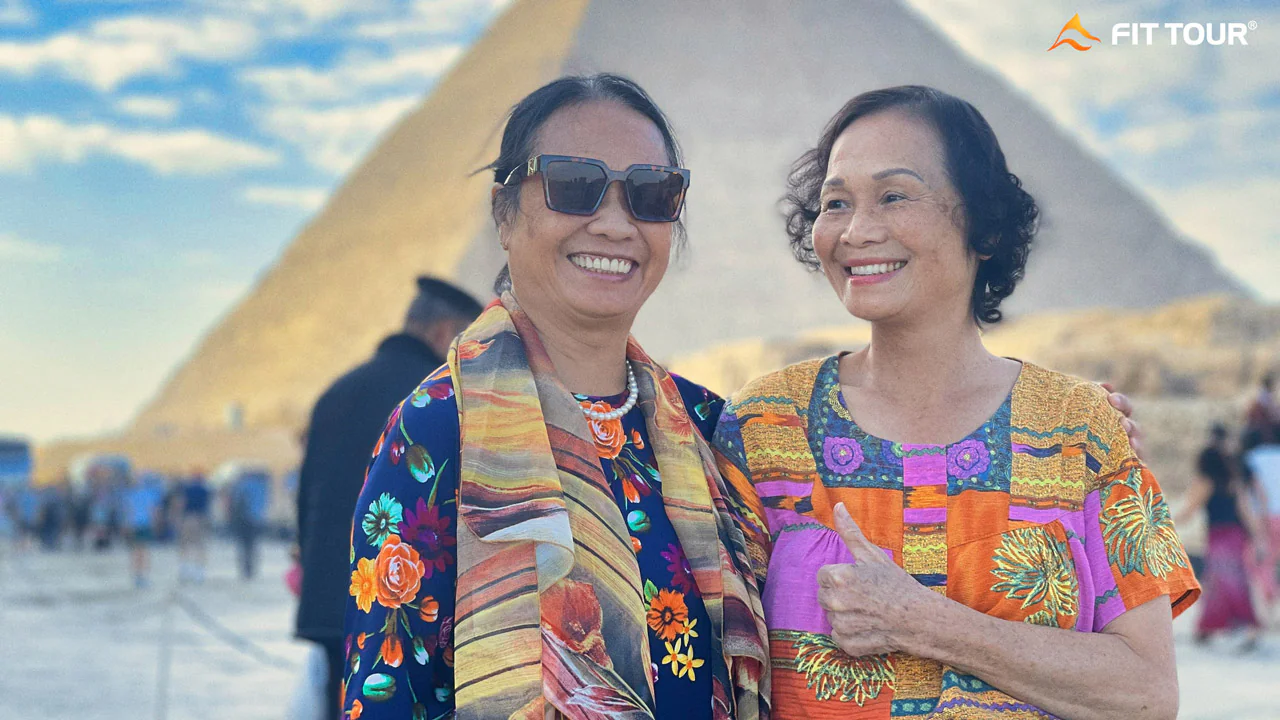 Nụ cười rạng rỡ của du khách Việt tại Giza