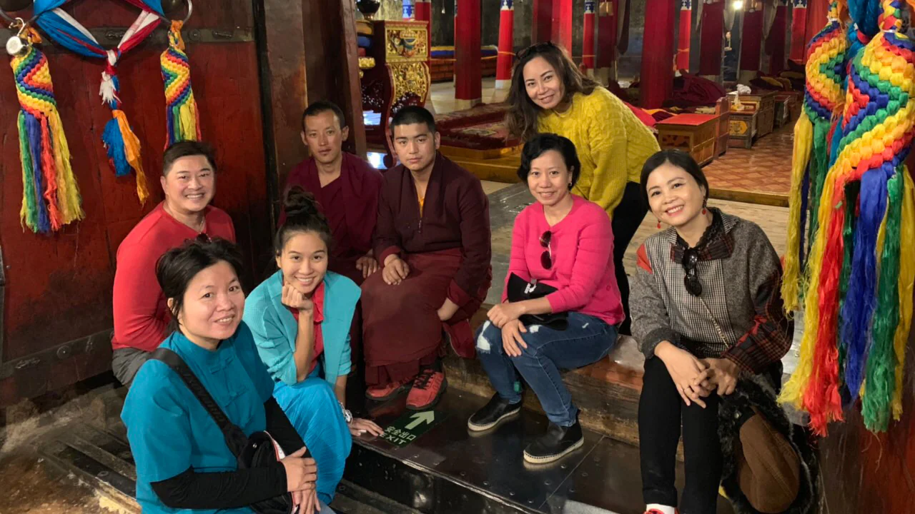 Du khách khám phá không gian bên trong tu viện cổ