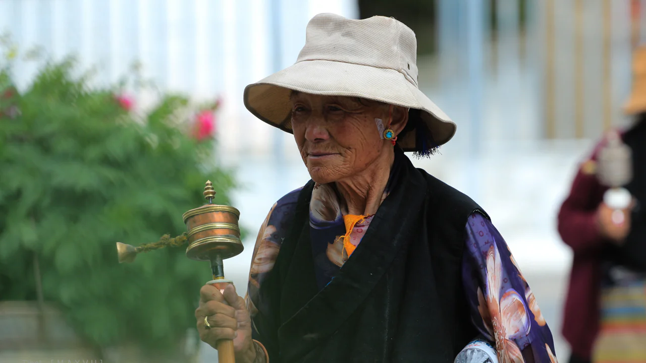 Người dân cầm Kinh luân Tây Tạng