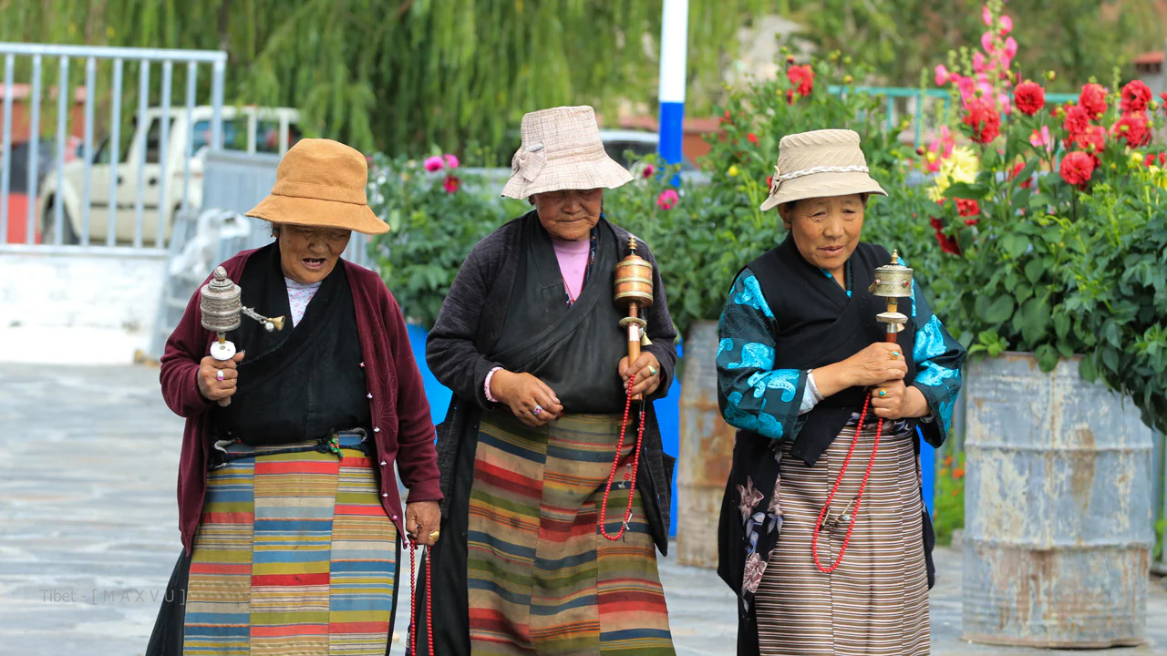 Người dân Tây Tạng tại tu viện linh thiêng ở Lhasa