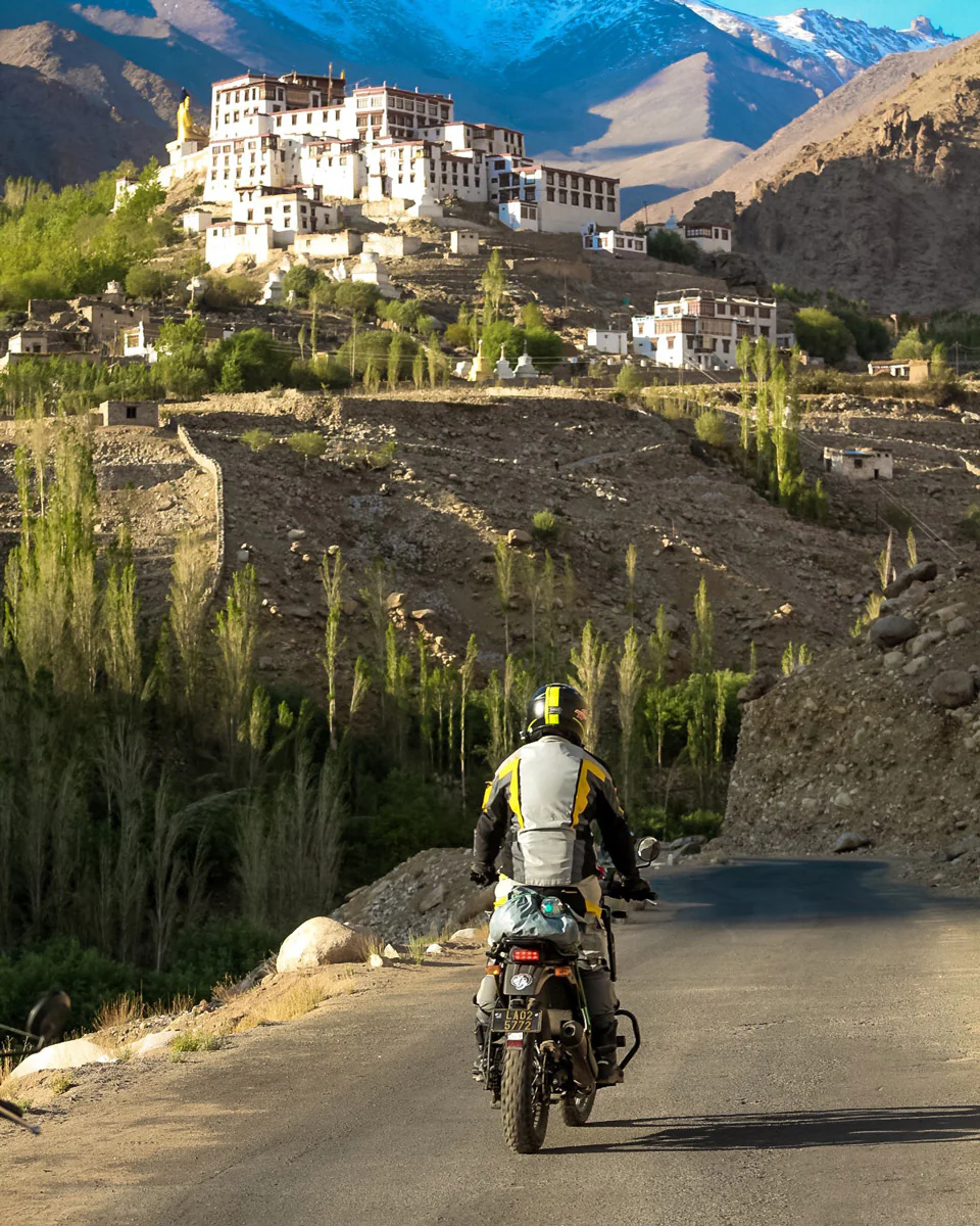 Khách du lịch chạy xe máy tại cung đường Ladakh
