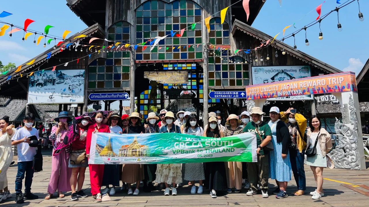 Đoàn khách chụp ở chợ nổi Pattaya Thái Lan