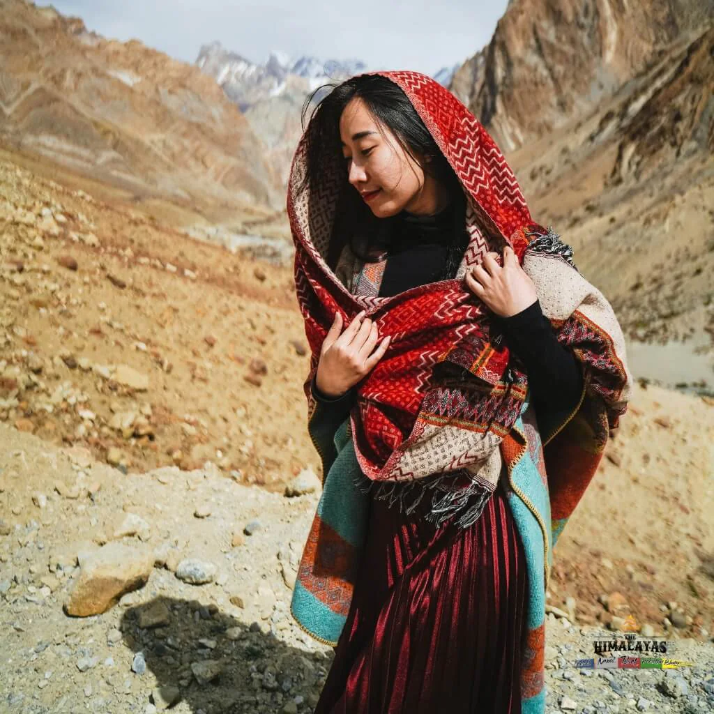 Đặng Thùy Dương chụp ảnh ở Ladakh