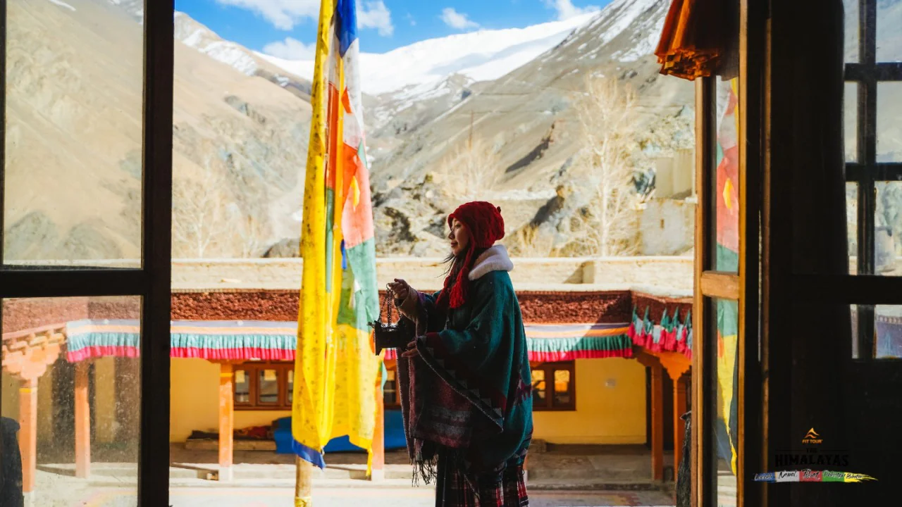 Đặng Thùy Dương tại một tu viện Ladakh