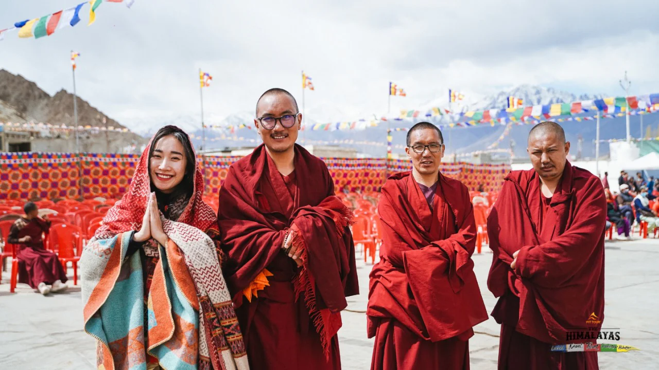 Đặng Thùy Dương và các vị sư Ladakh