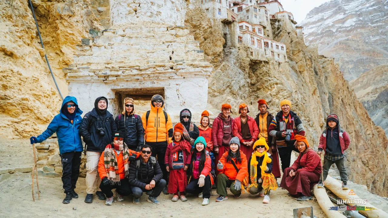 Những du khách Fit Tour chụp ảnh tại tu viện vùng Zanskar