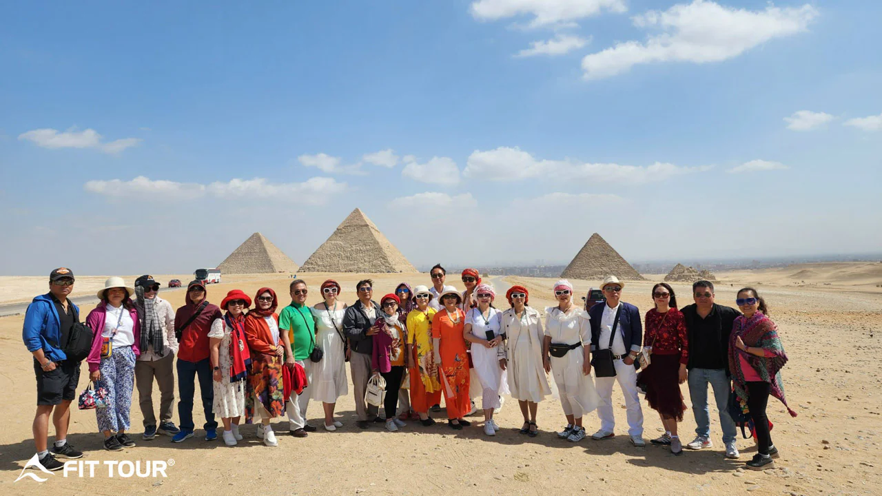 Đoàn du khách tham quan quần thể di sản Giza