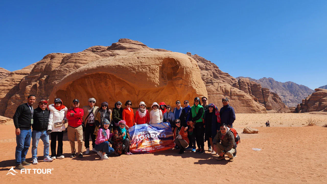 Đoàn Fit Tour chụp lưu niệm ở Wadirum