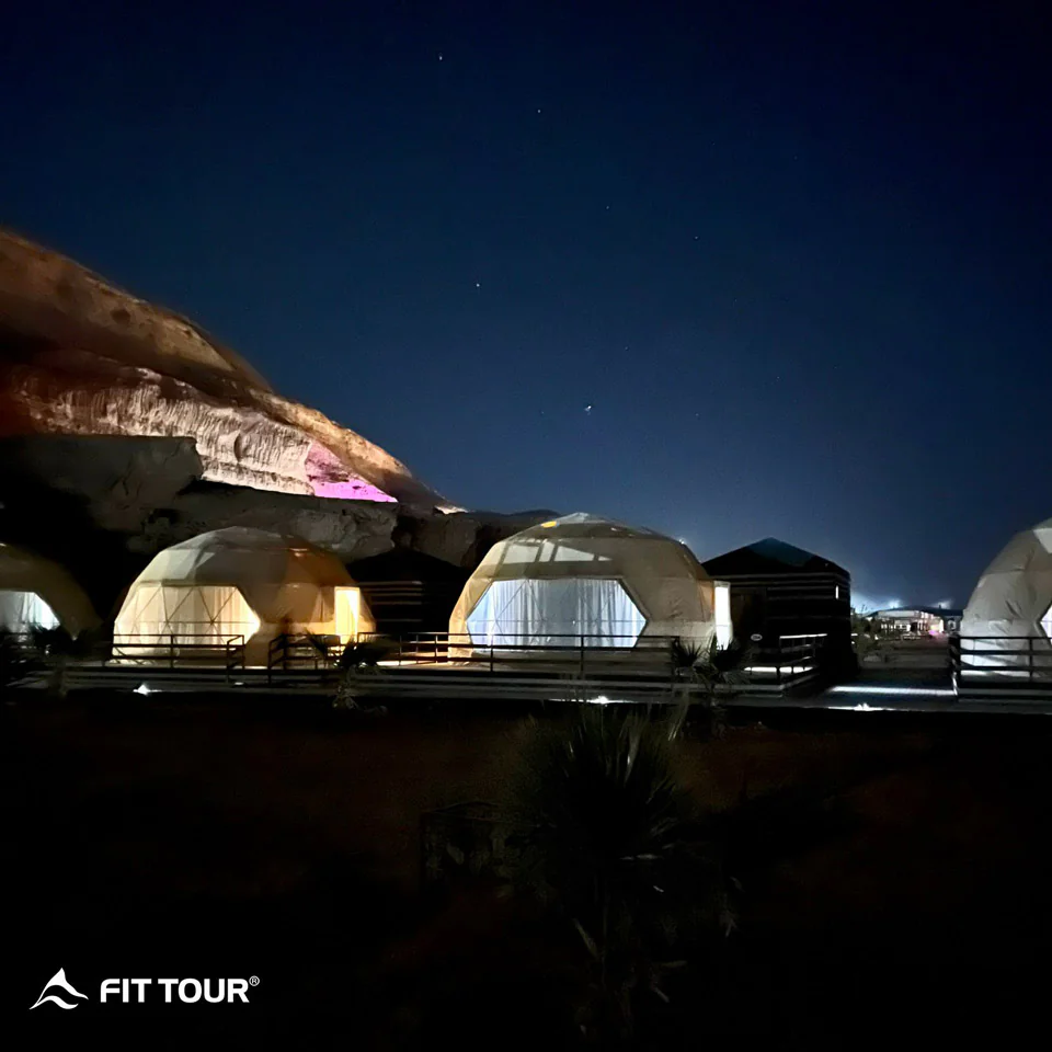 Đoàn ở tại khu cắm trại 5 sao ở thung lũng Wadirum