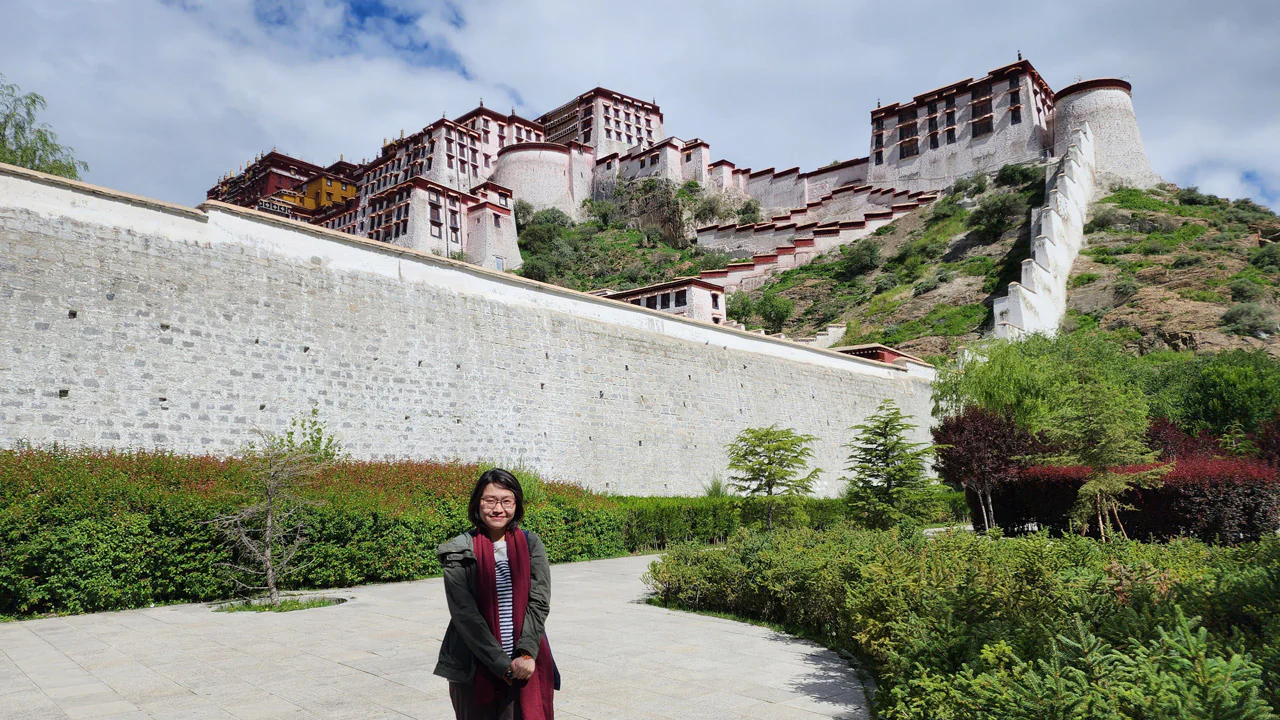 Du khách check-in trước cung điện Potala Lhasa