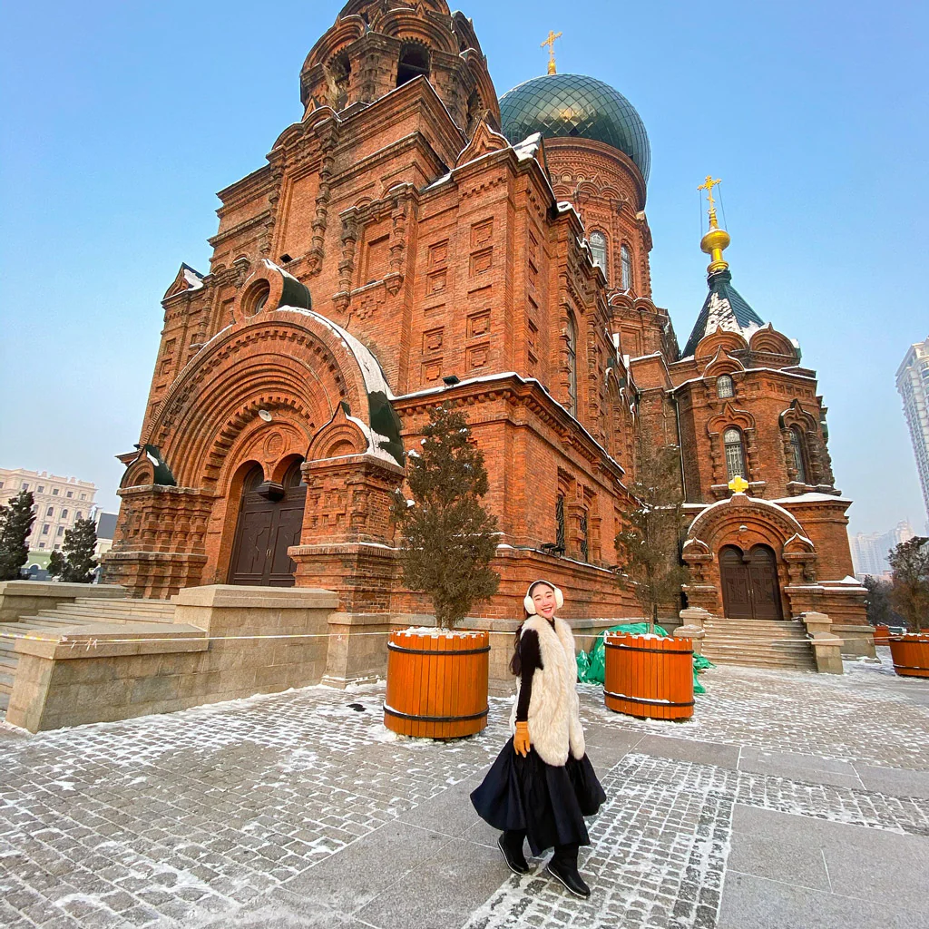 Du khách check in trước Nhà thờ Saint Sophia tại trung tâm Cáp Nhĩ Tân