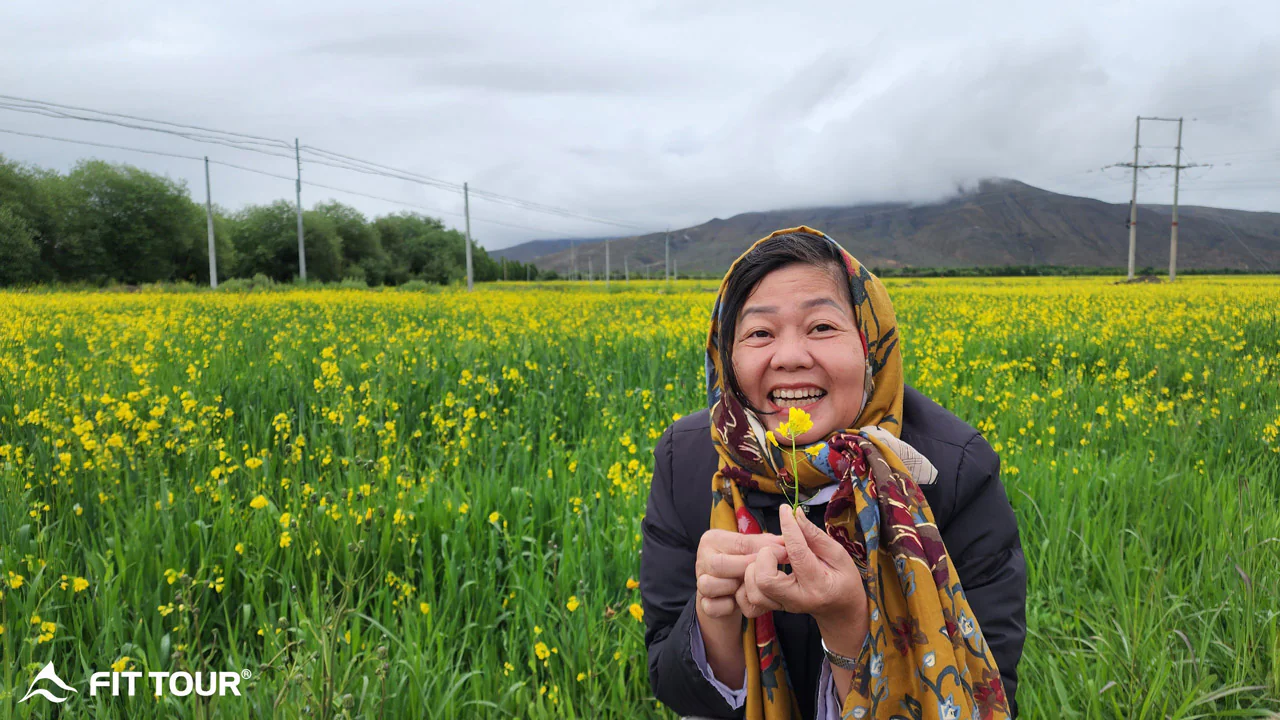 Du khách FIT TOUR ngỡ ngàng trước mùa hoa cải vàng rực rỡ