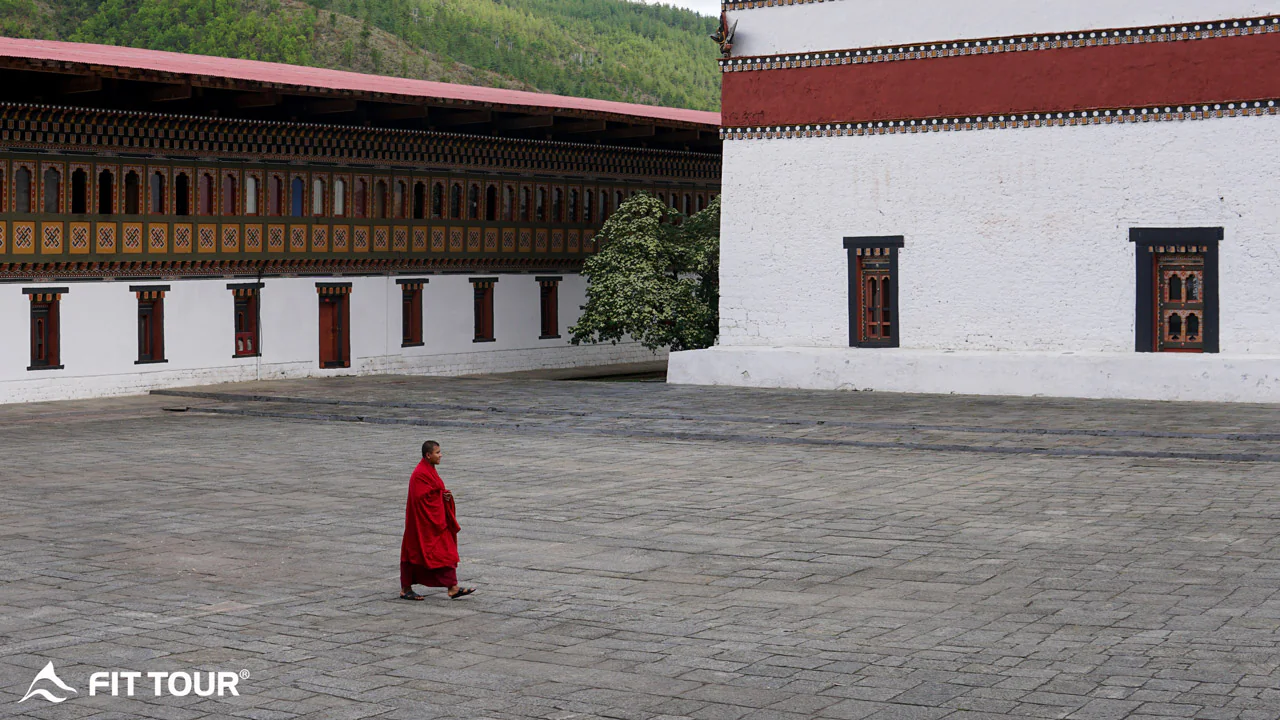 Vị sư di chuyển bên trong tu viện Tashilhunpo