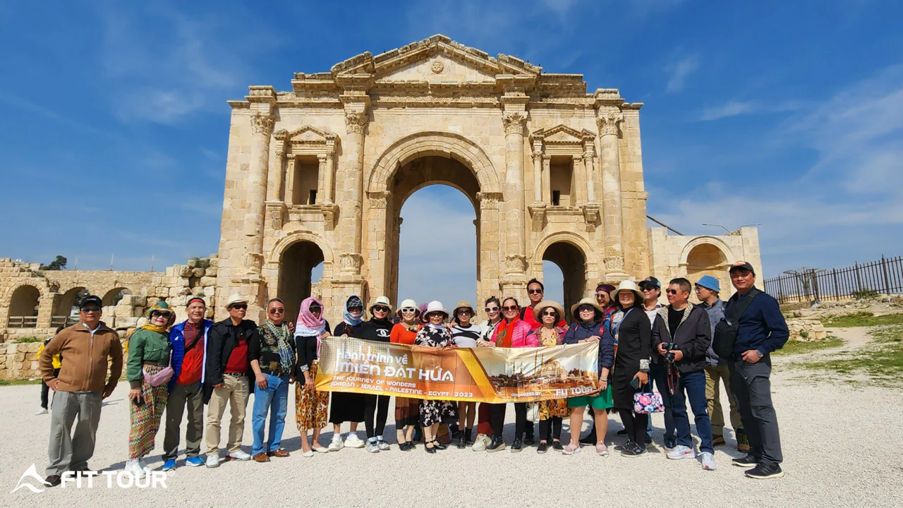 Đoàn khách tham quan thủ đô Jordan