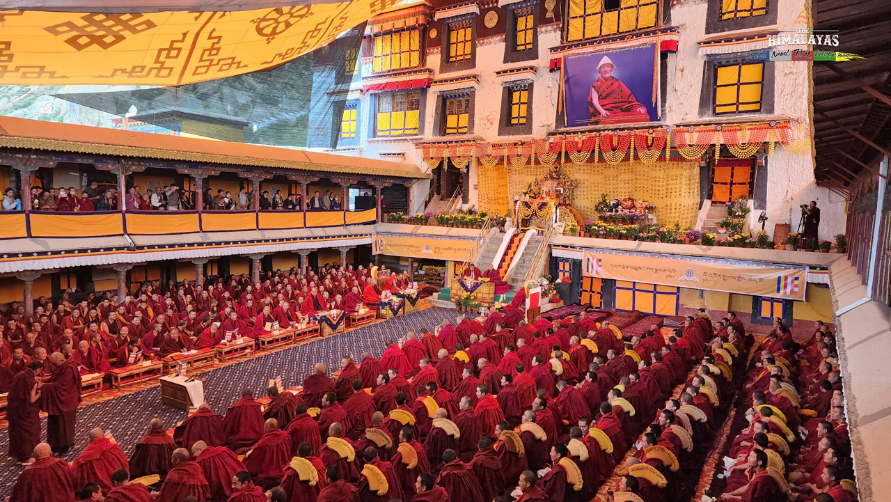 Đoàn khách tham gia lễ hội Puja ở tu viện Tashilungpo