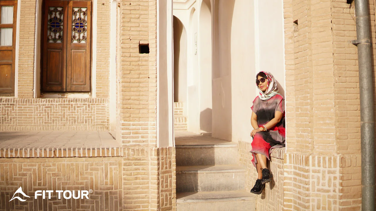 Du khách Fit Tour bên trong thị trsan cổ của Iran xưa
