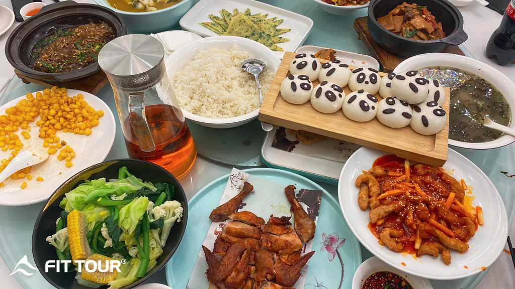 Món gà, bánh bao hấp dẫn trong bữa trưa tại Thành Đô