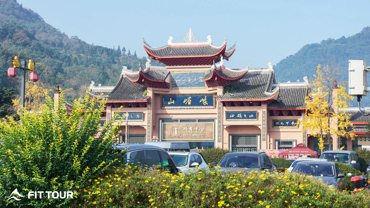 Cổng vào điểm tham quan tại núi Nga Mi Tứ Xuyên