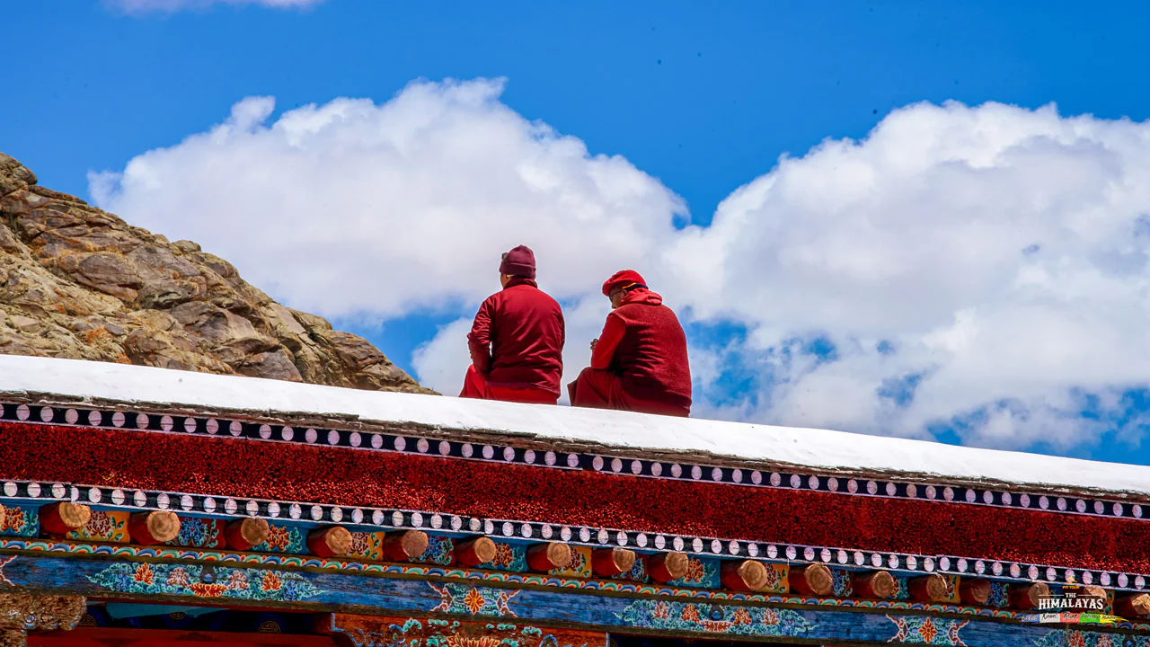 Hai vị sư trò chuyện ở tu viện Ladakh